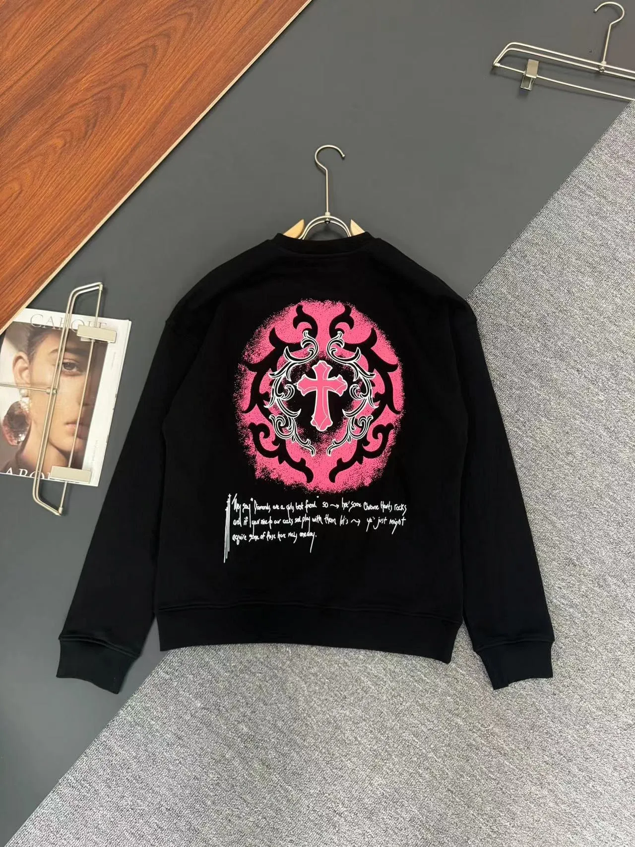 P230 ✨✨Chrome Hearts*Chrome Hearts* The latest round-neck fashionable long-sleeved sweatshirt in autumn and winter, printed logo design, 400g pure cotton fabric! It is close to the skin and comfortable, durable and easy to wear. The original factory craftsmanship is meticulous. It is a must-have for casual wear. Size S M L XL XXL